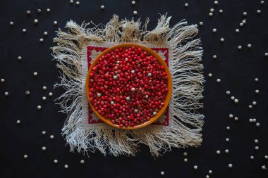 Siyah bir zemin üzerine pembe biber bezelye.