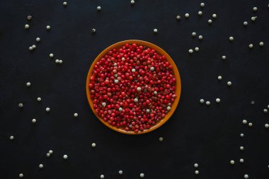 Siyah bir zemin üzerine pembe biber bezelye.