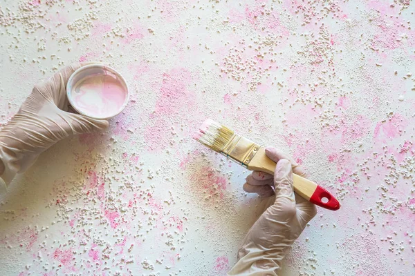 Decoração de parede artística com tinta rosa. O conceito de reparação e atualizações . — Fotografia de Stock