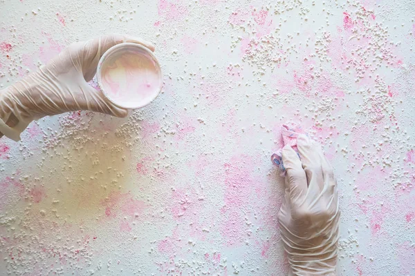 Decoración artística de pared con pintura rosa. El concepto de reparación y actualizaciones . — Foto de Stock