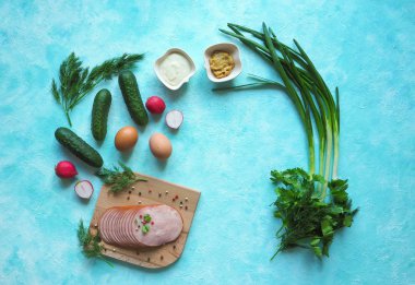 Bir dizi için mavi bir arka plan üzerinde soğuk okroshka çorbası malzemeler. Üstten Görünüm.