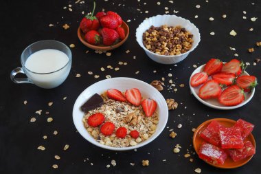 Çilek siyah bir tablo ile müsli. Geleneksel Avrupa kahvaltı ile müsli.