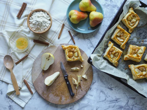 Pasteles de hojaldre con peras. Pastel hecho en casa. La vista desde arriba . — Foto de Stock