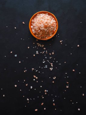 Pembe Himalaya tuz bir kase siyah bir arka plan üzerinde.