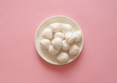 Pembe bir arka plan üzerinde İtalyan mozzarella peyniri.