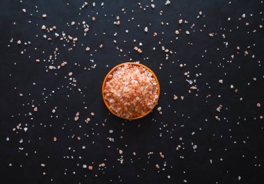 Pembe Himalaya tuz bir kase siyah bir arka plan üzerinde.