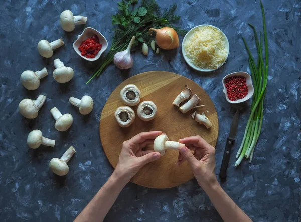Подготовка грибов. Овощи на столе для приготовления пищи . — стоковое фото