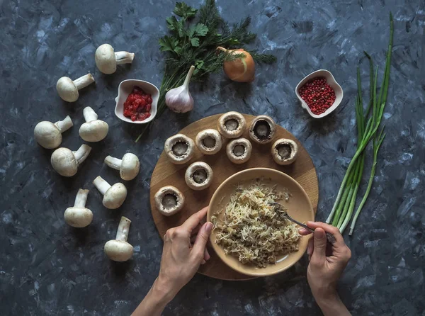 Töltött gomba. Főzés ételek, gomba, hagyma, sajt és gyógynövények. Ízletes vegetáriánus ételek. — Stock Fotó