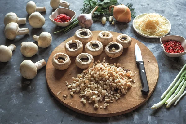 Töltött gomba. Főzés ételek, gomba, hagyma, sajt és gyógynövények. Ízletes vegetáriánus ételek. — Stock Fotó