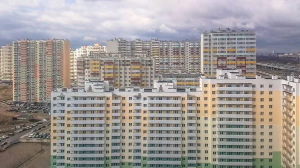 Hochhaus in einem Wohngebiet der Stadt — Stockfoto