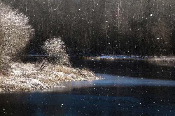 Winter landscape. Snowfall on the lake. — Stock Photo, Image