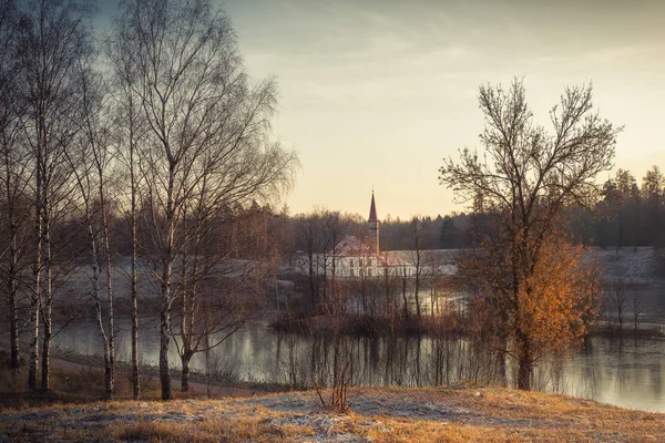 Beautiful autumn landscape with a old Palace. — Stock Photo, Image