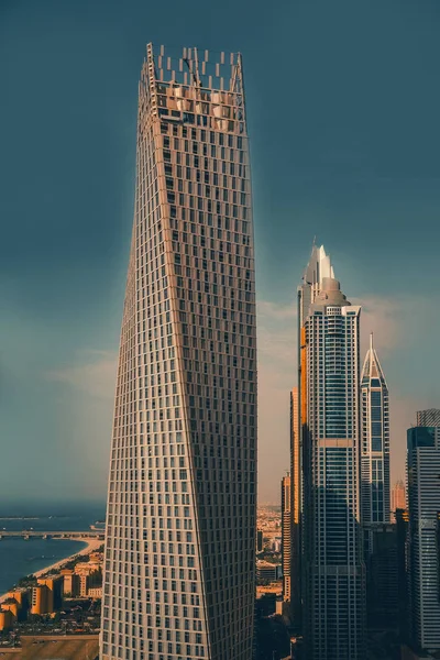 Dubai şehrinin güzel bir öğleden sonra manzarası