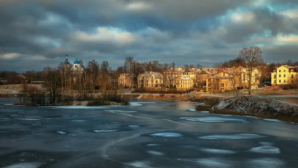 겨울 풍경 과 호수 옆에 있는 작은 집들 — 스톡 사진