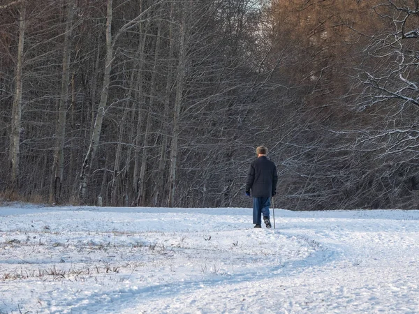 Pensioner on a winter walk in the Park. — Stock Photo, Image