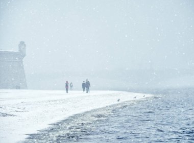St. Petersburg 'da kar altındaki insanlar. 