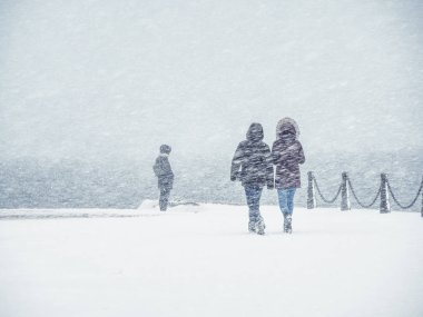 St. Petersburg 'da kar altındaki insanlar. 