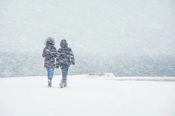 一对夫妇在大雪中散步. — 图库照片