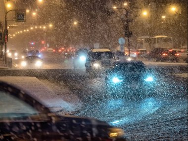 Kışın kar altında araba trafiği.