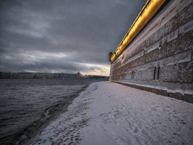 Petersburg 'da nehirli kış gecesi manzarası.