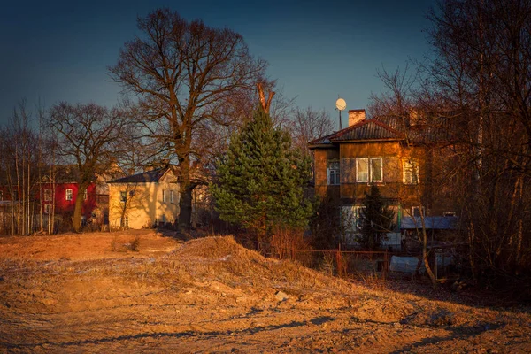 Paysage automnal ensoleillé avec des maisons délabrées. — Photo