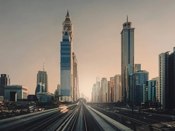 Городской утренний пейзаж с метролинией в Дубае . — стоковое фото