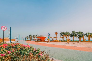 Dubai sahilindeki koşu bantları. Spor yolu, koşu, hareket ve gün batımında yürüyüş.