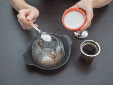 Kirli cam çaydanlık. Çaydanlıkta çay tartısı. Evde çaydanlığı temizliyorum..