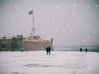 Kar yağışı olan güzel bir kış şehri. Saint-Petersburg 'da. Rusya