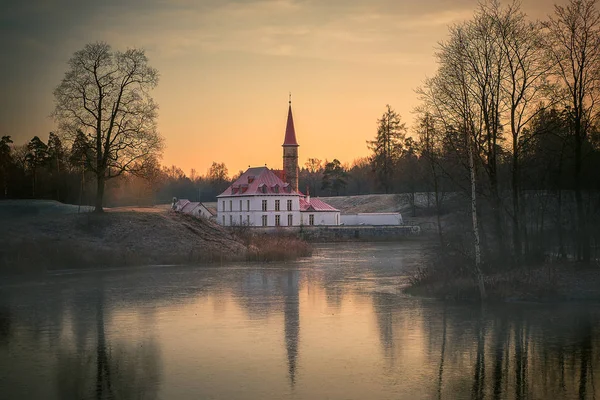 Beautiful evening landscape with an old Palace by the lake. Gatchina. Russia. — Stock Photo, Image