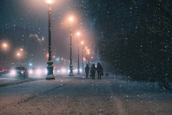 Снежная буря в ночном городе Европе . — стоковое фото