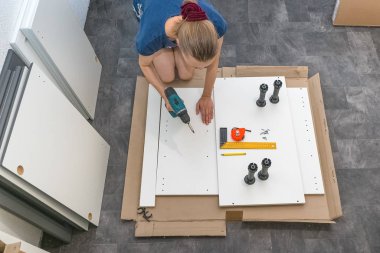 Kablosuz şoförü olan bir kadın mobilya koleksiyonu yapıyor.. 