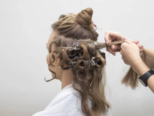 Hair styling process. Creating an evening hairstyle. Fashionable stylish female hairstyle. — Stock Photo, Image