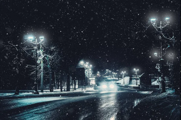 Nacht Winter ländliche Straße mit fahrendem Auto. — Stockfoto