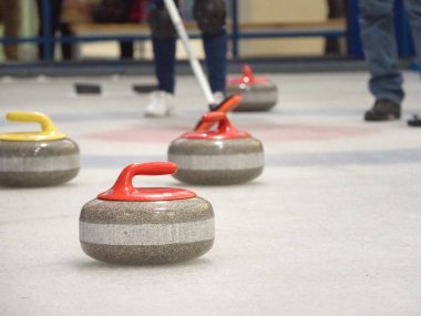 Curling Taşı'nın üzerinde bir kapalı alani. 