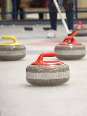 Curling Taşı'nın üzerinde bir kapalı alani. 