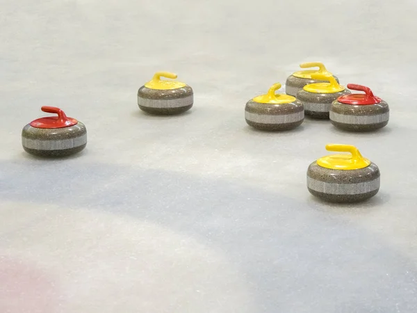 Csoport kövek curlinggame curling a jégen. — Stock Fotó
