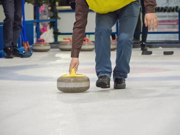 Curling stone sobre hielo de una pista de patinaje interior . — Foto de Stock