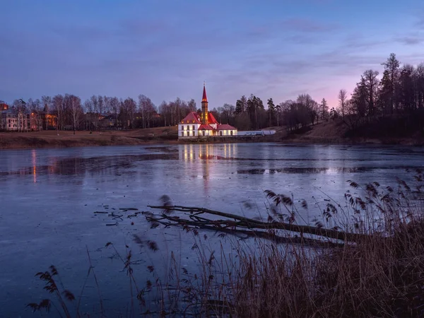Vinterkvällslandskap med gammalt slott. — Stockfoto