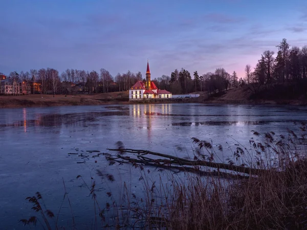 Paisaje nocturno de invierno con un antiguo Palacio . —  Fotos de Stock