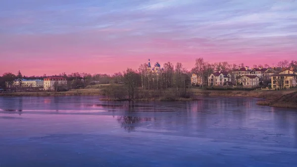 Panorama of a purple sunset with a rural landscape with houses on the lake. — Stock Photo, Image