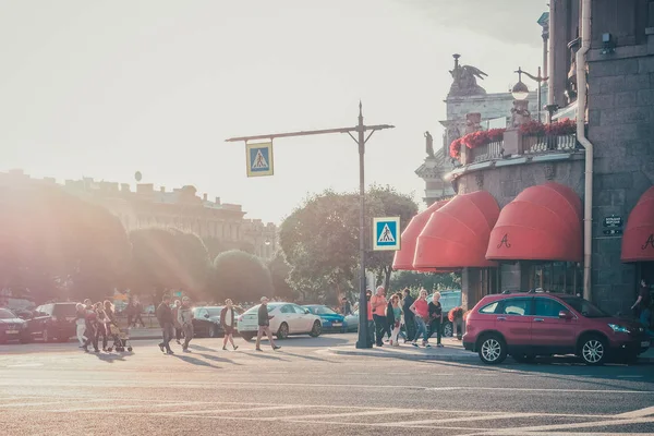 La gente cruza la calle con coches en movimiento. Efecto grano de película, enfoque selectivo — Foto de Stock