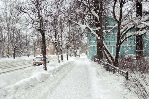 在欧洲的大雪中，街道和城市道路上覆盖着积雪。 全市街道被积雪覆盖的景象 — 图库照片