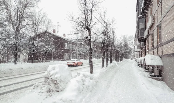 Straßen und Stadtstraßen bei starkem Schneefall mit Schnee bedeckt — Stockfoto