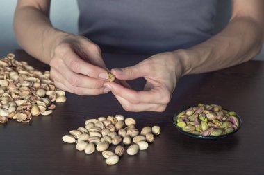 Eller temiz fıstık. El emeği konsepti..