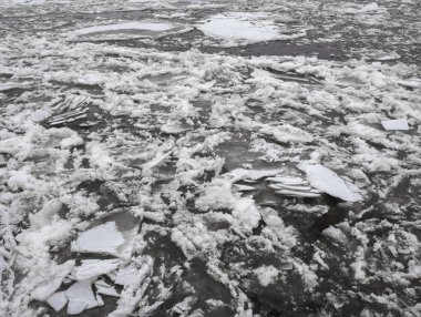 Bahar buz drift Nehri üzerinde. 