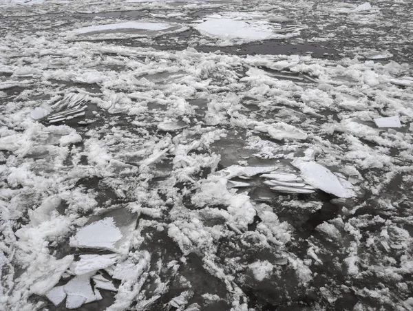 Deriva de gelo de primavera no rio . — Fotografia de Stock