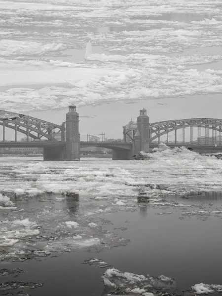 Dupla exposição da ponte sobre o rio contra o fundo da deriva de gelo . — Fotografia de Stock