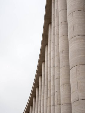 Dikey hafif mermer sütunlu desen.