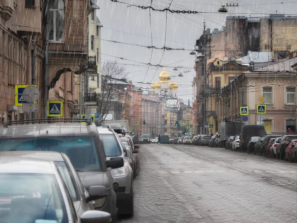 市内で雨。旧市街地の春の雨 — ストック写真
